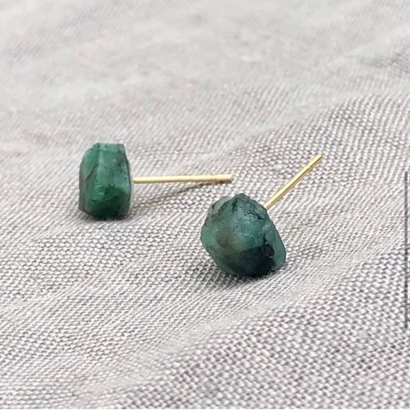 ๐ New Raw Emerald Crystal Stud Gemstone Earrings - Picture 3 of 9